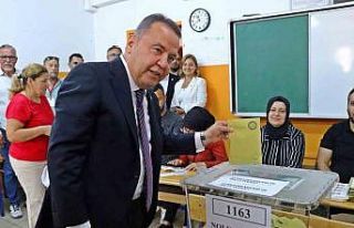 Başkan Böcek sıraya girip oyunu kullandı