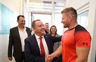 Başkan Böcek’ten başpehlivanlara moral ziyareti