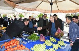 Başkan Çelik, semt pazarında alışveriş yaptı