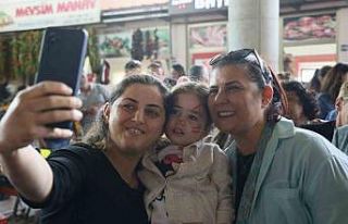 Başkan Çerçioğlu Kuyucak pazarında vatandaşlarla...