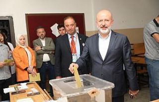 Başkan Çolakbayrakdar, ailesiyle birlikte oy kullandı