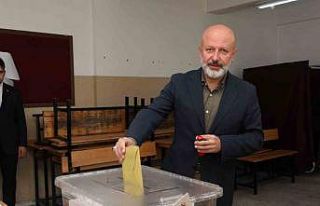 Başkan Çolakbayrakdar, oyunu ailesiyle birlikte...