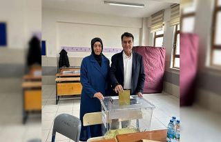 Başkan Dündar, oyunu kullandı