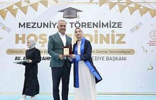 Başkan Dursun, liseli gençlerin mezuniyet mutluluğuna...