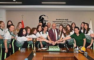 Başkan Ergün, şampiyon olan voleybolcularla buluştu