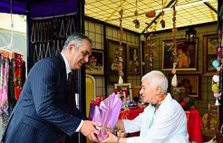 Başkan Esen’den çalışan annelere çiçek