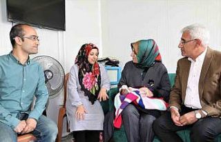 Başkan Güder bebek sevinci yaşayan depremzede aileyi...