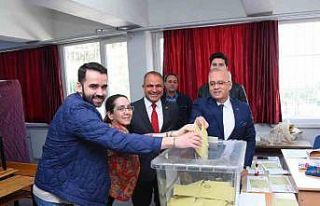 Başkan Kayda, eşi ve oğluyla birlikte oy kullandı