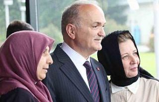 Başkan Özlü özel anneleri yalnız bırakmadı