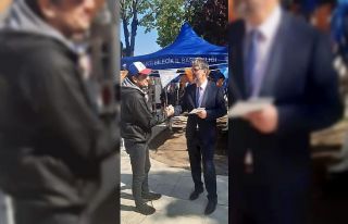 Başkan Suer, seçim standında broşür dağıttı