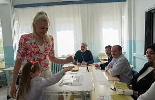 Başkan V. Subaşı kızı Asya ile sandığa gitti