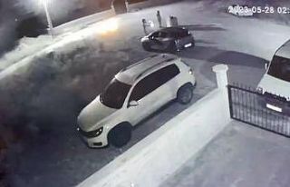 Başlarında kaskla gelip park halindeki otomobili...