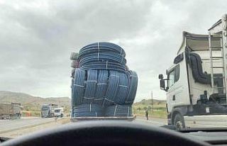 Batman’da boru yüklü kamyonetin tehlikeli yolculuğu...