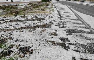Batman’da dolu yağışı trafiği olumsuz etkiledi