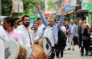 Bayram değil seyran değil: Davulcuları sokaklarda...