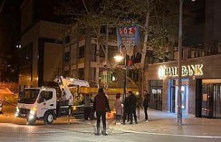 Belediye aracıyla CHP milletvekili adayların pankartların...