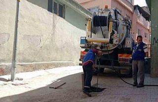 Belediye ekipleri atıklar nedeniyle tıkanan kanalları...