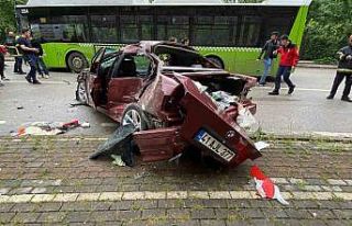 Belediye otobüsü ile çarpışan otomobil paramparça...