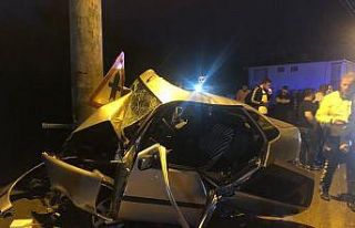 Beton direğe çarpan otomobil hurdaya döndü: 2...