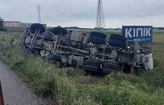 Beton mikseri düz yolda devrildi: 1 ölü