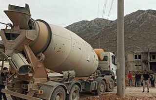 Beton mikserinin altında kaldı