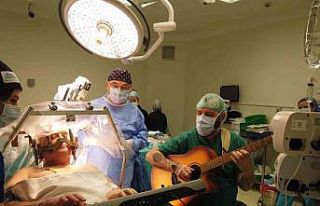 Beyin pili ile piyano notalarına hayat vermeye devam...