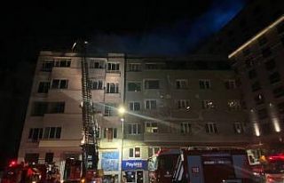 Beyoğlu’nda 5 katlı metruk binanın çatısı...