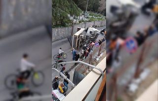 Beyoğlu’nda kamyon aşırı yük nedeniyle yan...