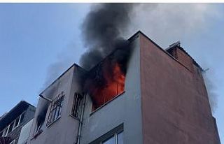 Beyoğlu’nda korkutan yangın: 4 katlı binanın...