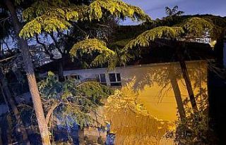 Beyoğlu’nda okul bahçesine istinat duvarı çöktü,...