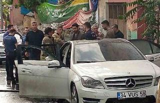 Beyoğlu’nda park halindeki araç alev alev yandı