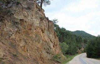 Bilecik-İnhisar karayolunda yarılan kaya parçası...