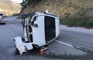 Bilecik’te devrilen otomobilde bulunan 2 kişi yaralandı