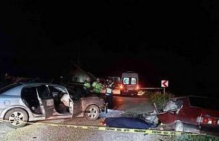 Bilecik’te iki otomobil kafa kafaya çarpıştı:...