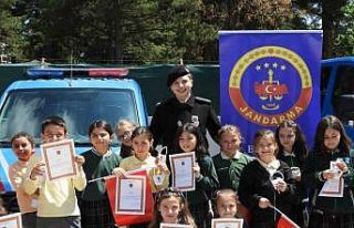 Bilecik’te jandarmandan çocuklara araç tanıtımı