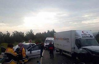 Bilecik’te otomobil ile kamyonet kafa kafaya çarpıştı:...