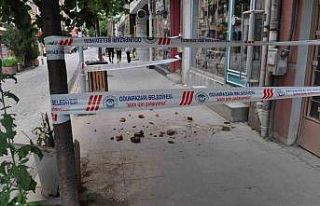 Binadan düşen beton parçaları mahalleliyi tedirgin...