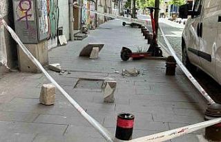 Binadan düşen beton parçaları vatandaşı tedirgin...