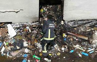 Binalardan tek katlı binanın üzerine atılan çöpler...