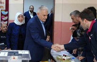 Binali Yıldırım Tuzla’da oy kullandı