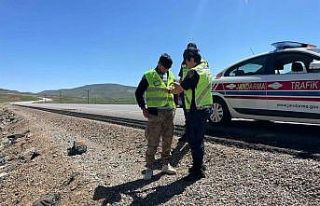 Bingöl’de çobanlara reflektif yelekler giydirildi