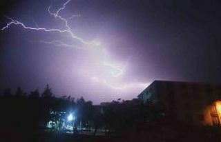 Bingöl’de şimşekler geceyi gündüze çevirdi