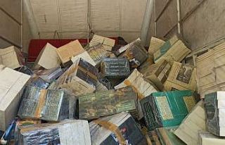 Binlerce kitabı çalarak geri dönüşüm tesisine...