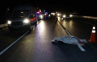 Bir otomobilin çarpıp diğer aracın üzerinden...