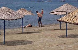 Boğulmak üzere olan genci vatandaşlar kurtardı