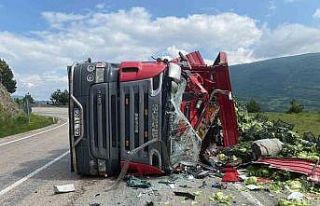 Bolu’da 2 tır çarpıştı, biri devrildi: 1 yaralı