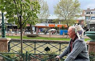 Boynunda kedisi ile tüm Türkiye’yi dolaşıyor