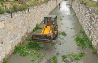 Bozüyük’te kanal temizleniyor