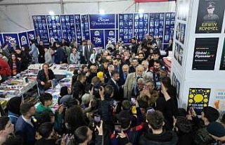 Bu fuarda binlerce kitap vatandaşlarla buluşuyor