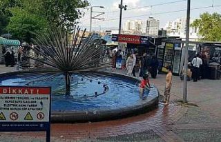 Bursa’da çocukların süs havuzunda tehlikeli eğlencesi